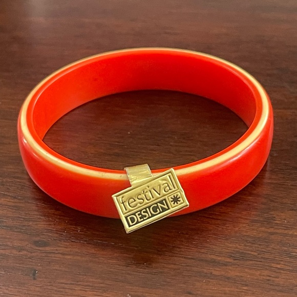 1980s Festival Design red & yellow lucite bangle bracelet - Picture 2 of 6